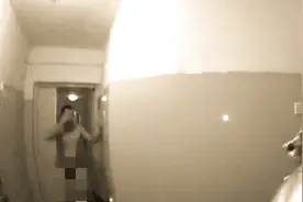 河东狮吼？女子家门口遇“暴露狂”突袭，惊魂尖叫“吓退”裸男视频封面