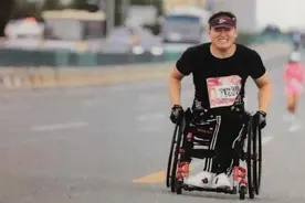 轮椅上的马拉松：他用双手完成奔跑的梦想视频封面