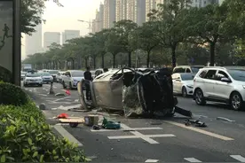 视频｜佛山季华路一小车侧翻，车损严重视频封面