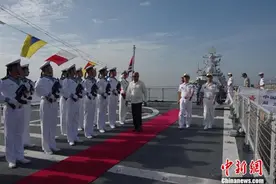 菲律宾国防部长参观中国海军539编队芜湖舰图片
