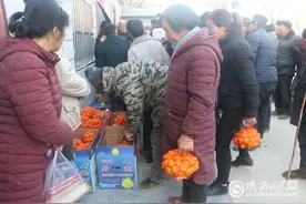 子洲县景家沟村民吃到爱心水果图片