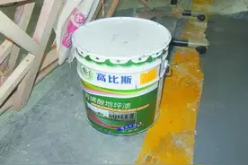 不良地坪漆呛得众人直流泪 车库主人主动向每位邻居道歉图片