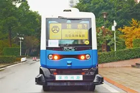 重庆首台5G无人驾驶巴士投入测试 可容纳12人图片