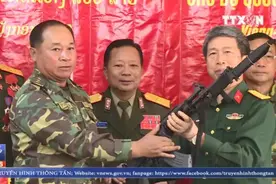 越南向老挝捐赠自造以色列加利尔自动步枪图片