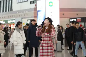 春运首日，他们不约而同唱起这首燃又暖的歌视频封面