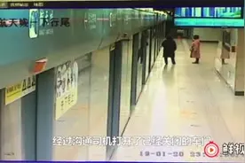 末班地铁二次开门让女乘客踏上回家路：这种例外很温暖视频封面