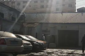 17秒｜防火警钟长鸣！滨州黄河二路一水饺馆后厨垃圾着火视频封面