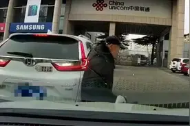 39秒丨疯狂碰碰车！威海一私家车倒车无章法 怼前怼后撞上老大爷视频封面