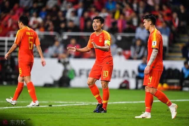 完败！国足0-3伊朗止步八强 三名中卫依次失误送大礼