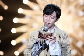 《歌手》2019吴青峰抽签抢第一 首秀《起风了》：人是学不乖的动物图片