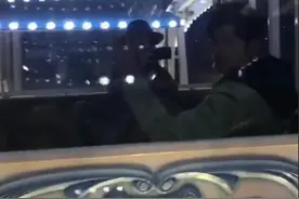 周杰伦携娇妻同坐摩天轮 昆凌变摄影师图片