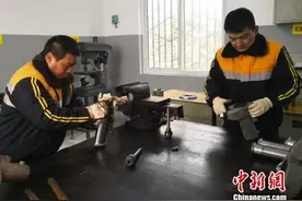 铁路小哥化身超级玛丽 “踩蘑菇”保障火车安全运行图片