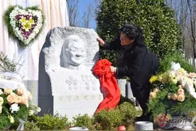 初中语文课文《驿路梨花》作者落葬昆明图片