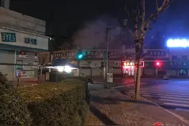 夜排档摊常年占据街角 油烟蒸腾噪音扰民图片