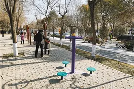 高陵水景公园围墙拆了 游客：这才是公园应该有的样子图片