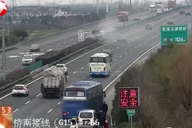 大巴高速随意停车接客，2分钟内十多辆车擦肩而过，险象环生！视频封面