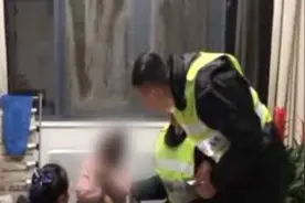 女儿上厕所老爸开车走了，接到电话才知孩子丢了，妈妈应该怒了吧视频封面