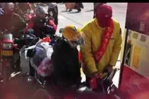 中石油百座加油站连续八年为春运返乡铁骑免费加油视频封面