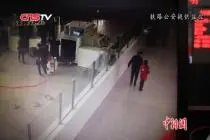 福建莆田：小候鸟与父亲走散 铁警助团圆视频封面