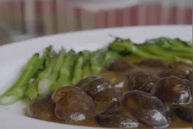 大厨年夜饭③：中国烹饪大师这样焖花菇，朋友圈都能闻到香味！视频封面