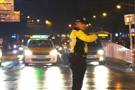 一线交警多年未吃年夜饭：感谢家人理解视频封面