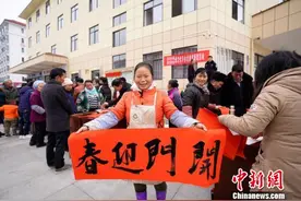 贵州惠水县万名易地扶贫搬迁民众同吃团圆饭图片