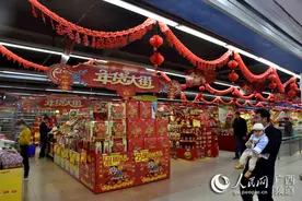 广西上思年味十足 舞狮道具也是年货图片