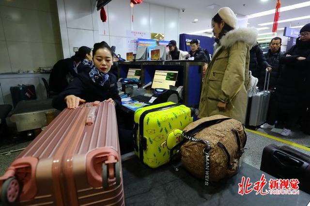 化妆品能否带上飞机（为啥化妆品没超100毫升不让带上飞机注意还有这些也不能携带）