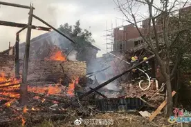 熊孩子玩鞭炮烧毁老房子 家长们要注意了！图片
