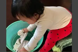 朱丹晒女儿洗衣服萌态 人小鬼大模仿欲强图片