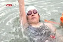 重庆横渡琼州海峡第一人刘红梅：每天游长江 为挑战往返“水上珠峰”视频封面