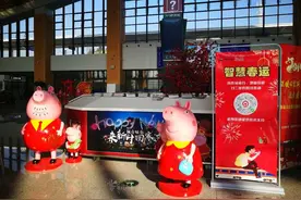 手机扫一扫 轻松知道自己的那节车厢哪里停靠图片