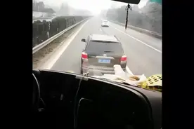 湖南一高速公路小车恶意别车逼停货车，驾驶员被批捕视频封面