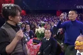 咦，好眼熟 你注意到春晚观众席上的他了吗？图片