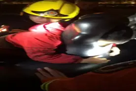 小男孩把头伸进雕塑孔里卡住了，消防员用这种方法助其脱困……视频封面