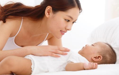 宝宝入睡困难，频繁夜醒太熬人，试试在宝宝快睡着时“叫醒”他！