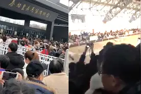 近万车位供不应求！游客馆内参观挤得走不动：兵马俑到底在哪？视频封面