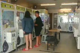 娃娃机中出现未开封“苹果手机”，男子费尽心思抓出后立刻报警！视频封面