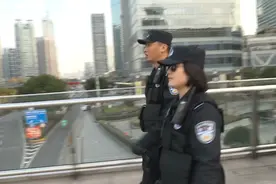 上海浦东陆家嘴巡逻的这个女特警可不简单：200斤男特警都打不过她！视频封面