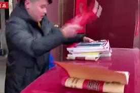 想拿红包？先领书！90后小伙过年送五年高考三年模拟视频封面