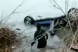 轿车冲入水塘！他们下水救起4人，车上2人不幸罹难视频封面