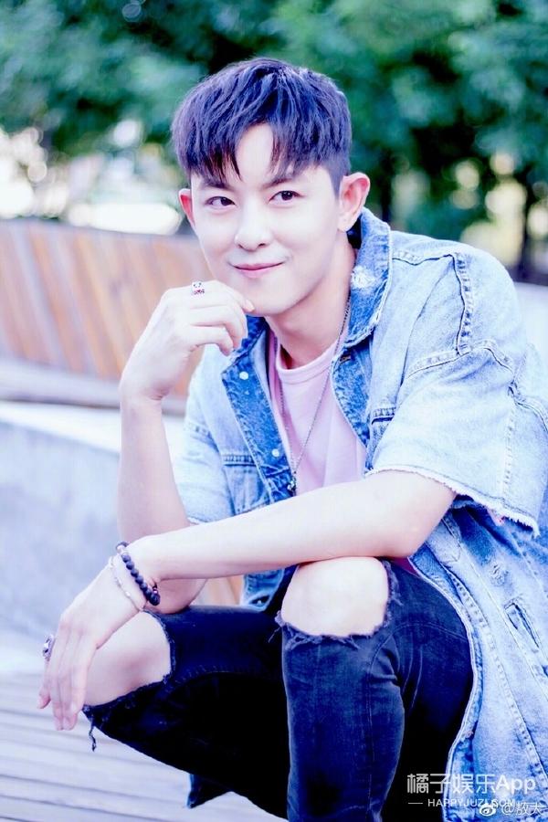 还记得棒棒堂组合的敖犬吗?他现在长这样啦!