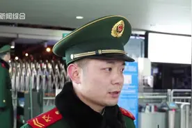 武警深夜在火车站执勤，老婆孩子突然出现在他面前，场面太感人!视频封面
