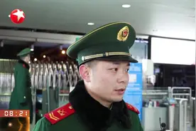 火车站内儿子连续三次“求抱抱”被父亲拒绝，爸爸为何如此冷酷？视频封面