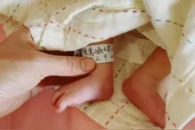 陈意涵生子晒宝宝小脚丫 小名“小初”长相像妈妈图片