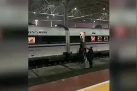 武汉至广州一高铁故障，旅客跨铁轨转移换乘，凌晨三点到广州