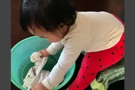 朱丹晒女儿萌照，小小丹一拿起相机就模仿妈妈拍照，萌态十足！图片