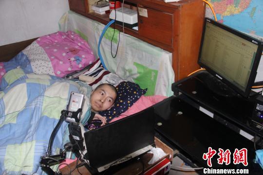 泗洪谷歌seo（脑瘫病人用指尖创造人生奇迹 自学网络技术月入万元）