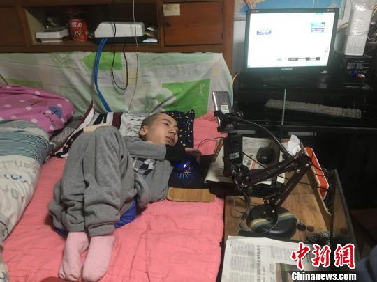 脑瘫病人用指尖创造人生奇迹 自学网络技术月入万元
