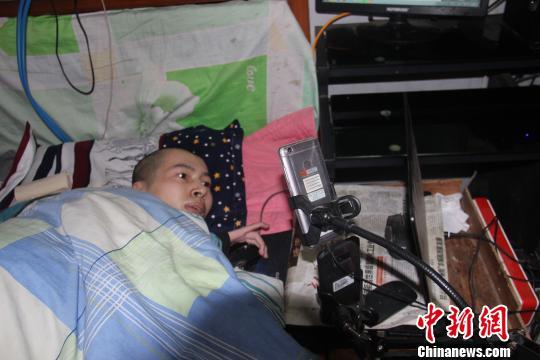 脑瘫病人用指尖创造人生奇迹 自学网络技术月入万元